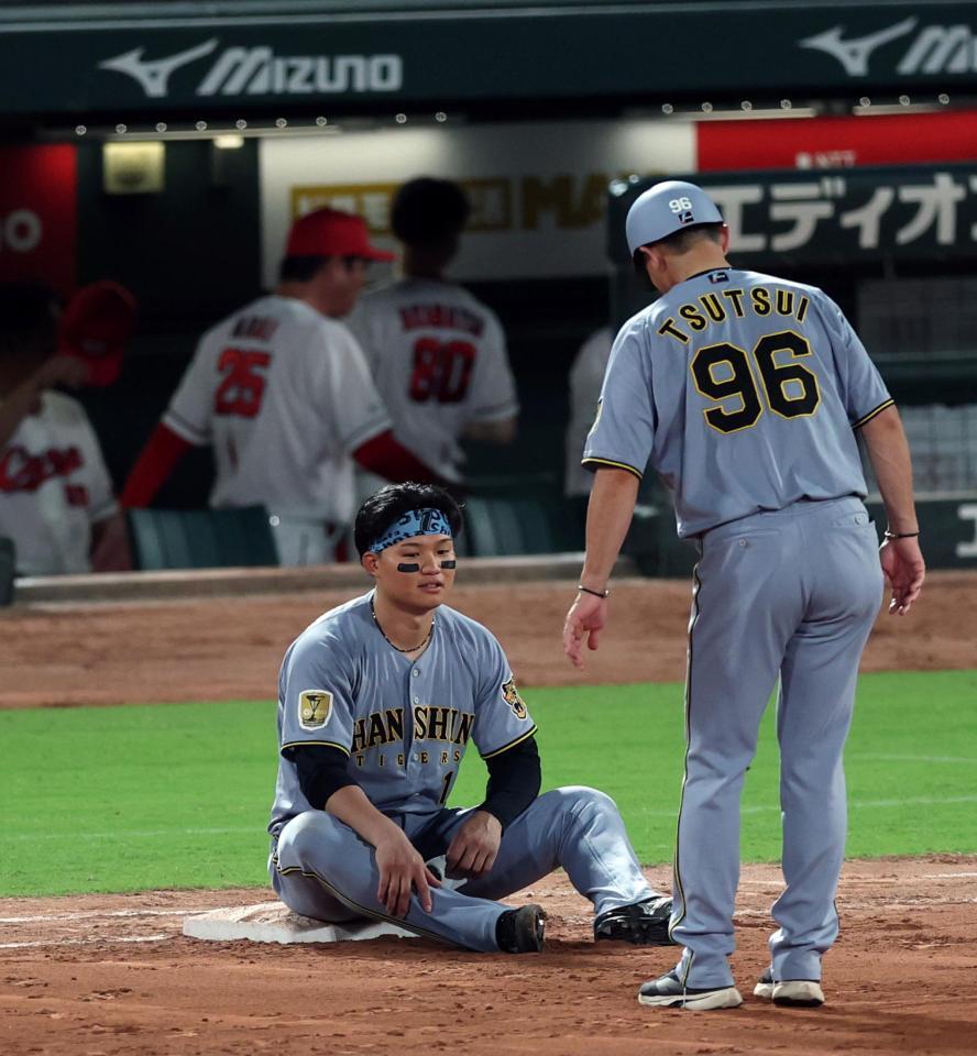 ８回、森下は右飛に倒れ一塁ベースに座り込む（撮影・山口登）