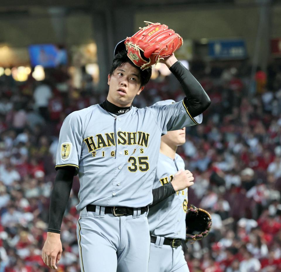 ４回、追加点を許した才木はベンチへ引き揚げる（撮影・田中太一）