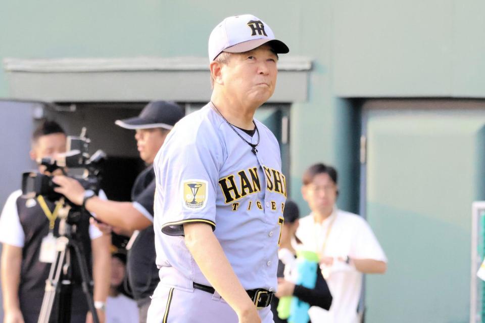 メンバー表を交換しベンチに戻る平田２軍監督
