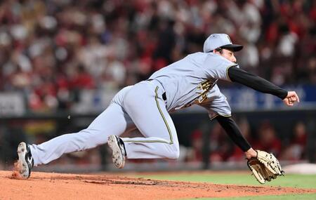 ７回、体勢を崩しながら投げる神宮（撮影・田中太一）
