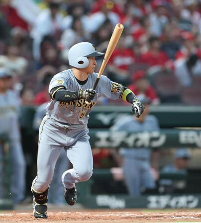 ４回、中前打を放つ近本（撮影・北村雅宏）