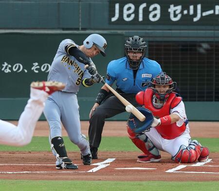 １回、一塁内野安打を放つ近本（撮影・山口登）