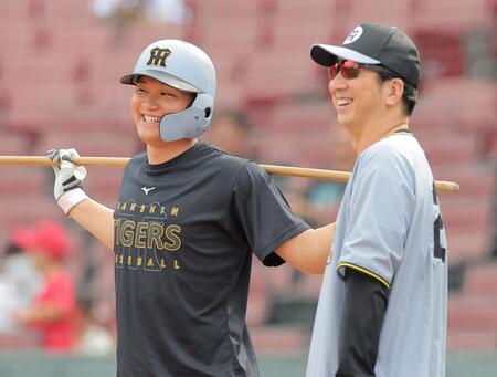 藤川監督（右）と談笑する森下（撮影・西田忠信）