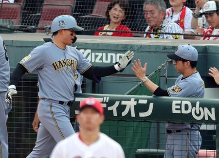 １回、先制２ランを放った森下を迎える藤川監督（右）＝撮影・山口登