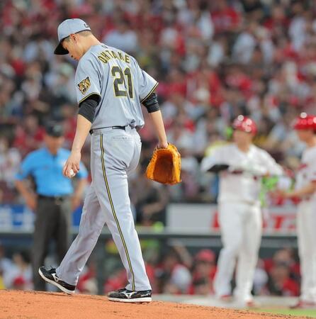 ３回、坂倉（奥）に勝ち越し打を許した大竹（撮影・西田忠信）