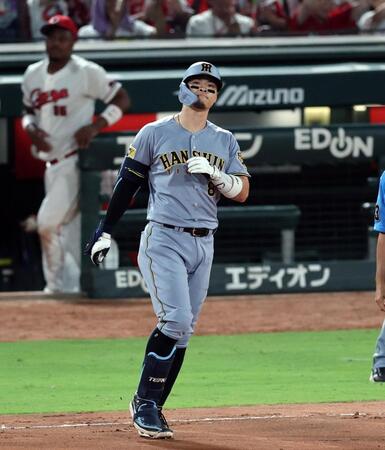 ８回、佐藤輝は遊ゴロゴロに倒れる（撮影・山口登）