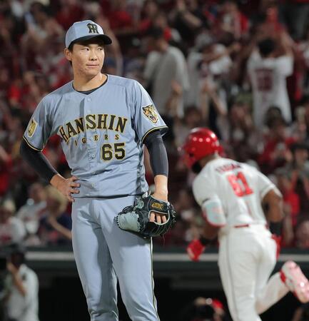 ６回、ファビアン（奥）に２ランを浴びた湯浅（撮影・西田忠信）