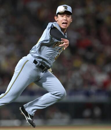 ７回、菊池のバントを処理し、一塁へトスする神宮（撮影・北村雅宏）
