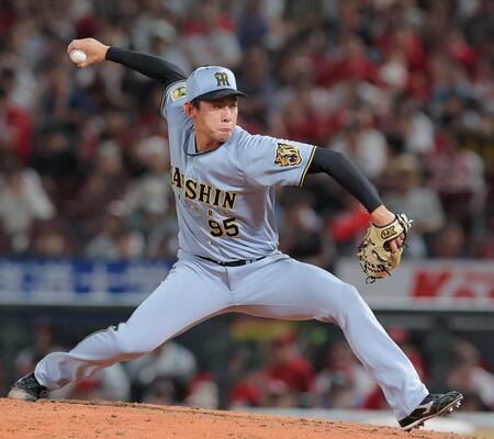 ７回から登板する阪神・神宮僚介＝マツダスタジアム（撮影・西田忠信）