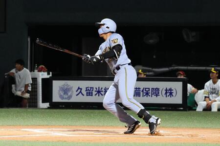 ６回、適時二塁打を放つ立石