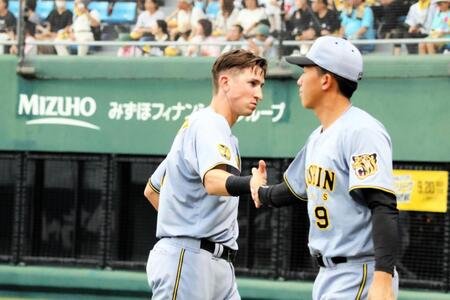 １点を先制した初回の攻撃を終え、立石（右）とハイタッチするディベイニー筑後