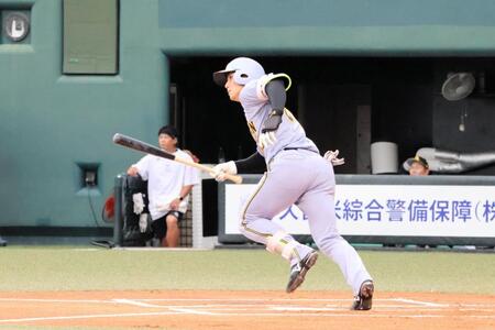 初回、中前打を放つ栄枝