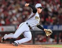 ７回、体勢を崩しながら投げる神宮（撮影・田中太一）