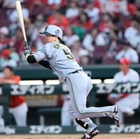 　４回、中前打を放つ近本（撮影・田中太一）