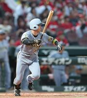 ４回、中前打を放つ近本（撮影・北村雅宏）