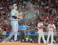 ４回、斉藤優（奥左）に四球を与えた大竹（撮影・西田忠信）