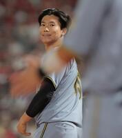 ５回を無失点に抑え笑顔を見せる湯浅（撮影・西田忠信）