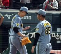 ４回を終え、ベンチに戻る大竹（左）＝撮影・山口登