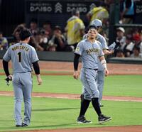８回、佐藤輝は遊ゴロゴロに倒れ、厳しい表情を見せる（撮影・山口登）