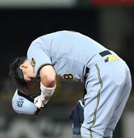 ６回、チャンスで二ゴロに倒れた佐藤輝（撮影・北村雅宏）