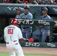 ６回、ファビアンに２ランを打たれ、グラウンドを見つめる藤川監督（右）＝撮影・山口登