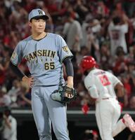 ６回、ファビアン（奥）に２ランを浴びた湯浅（撮影・西田忠信）