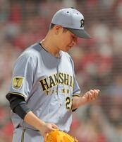 ４回を投げ終え、左手を気にする大竹（撮影・西田忠信）