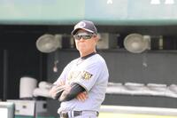 練習を見守る平田２軍監督