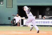 初回、中前打を放つ栄枝