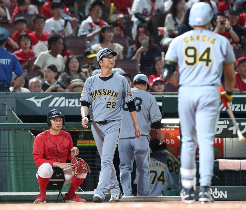 　５回、代打ガルシア（９４）が三振に倒れ、投手交代を告げにベンチを出る藤川監督（撮影・北村雅宏）