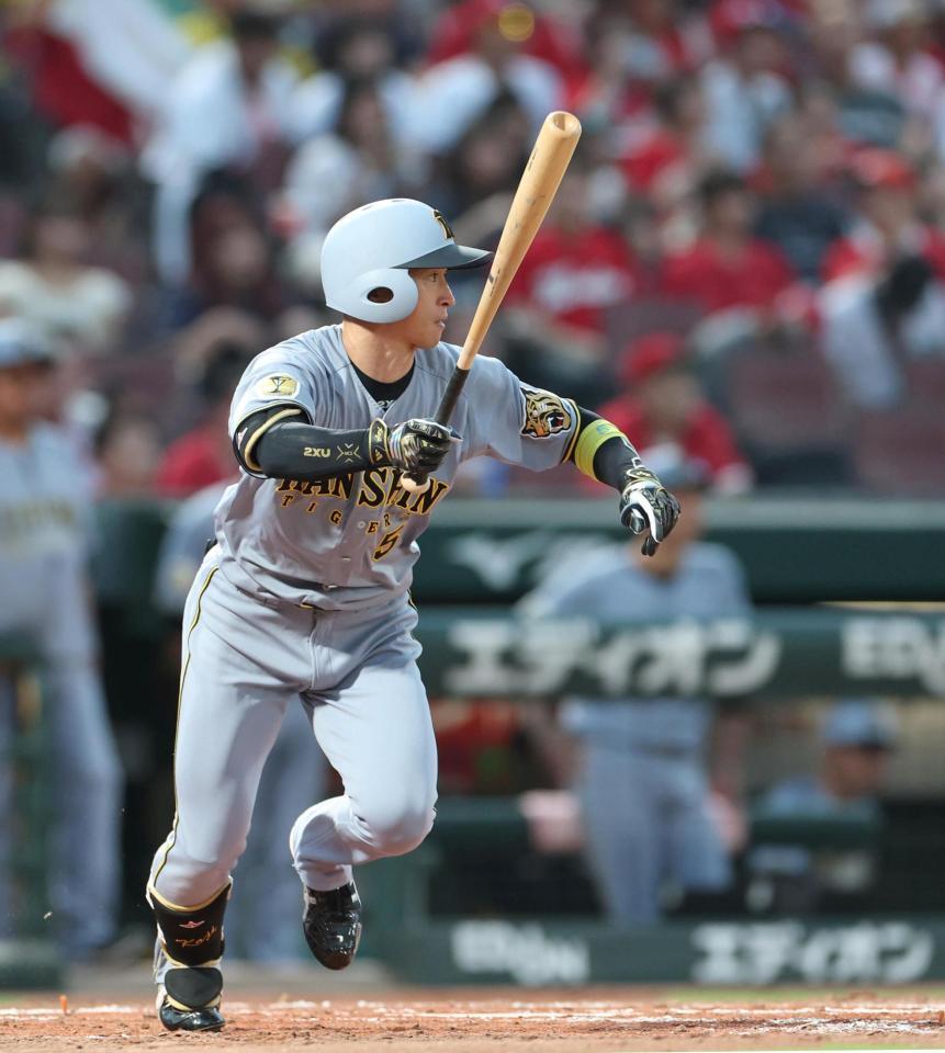 ４回、中前打を放つ近本（撮影・北村雅宏）