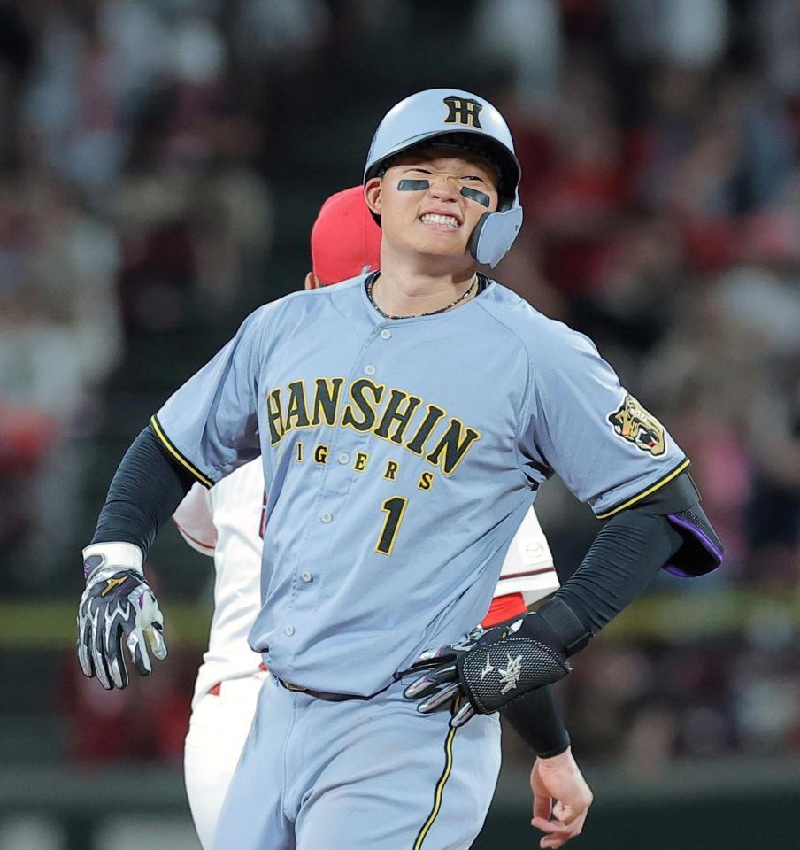 ６回、右越えの打球がスタンドインせず悔しがる森下（撮影・西田忠信）