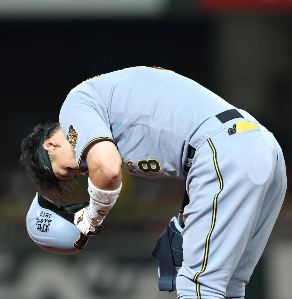 ６回、チャンスで二ゴロに倒れた佐藤輝（撮影・北村雅宏）