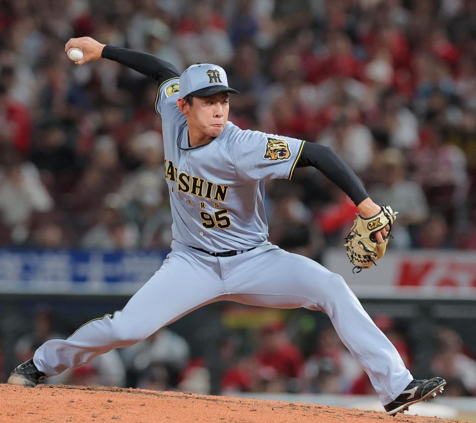 ７回から登板する阪神・神宮僚介＝マツダスタジアム（撮影・西田忠信）