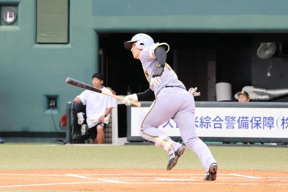 初回、中前打を放つ栄枝