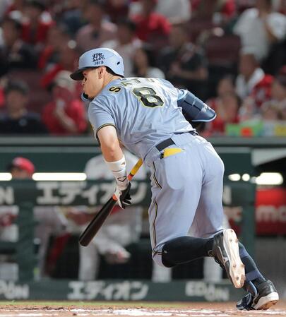 ８回、遊ゴロに倒れる佐藤輝（撮影・西田忠信）