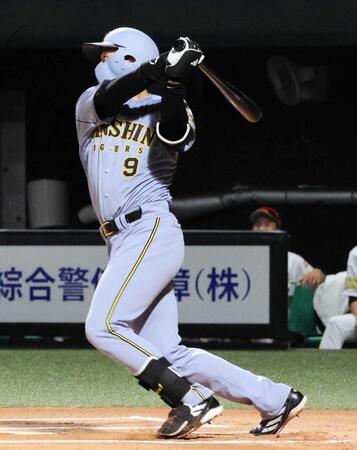 　６回、適時二塁打を放つ立石（撮影・藤丸紘生）