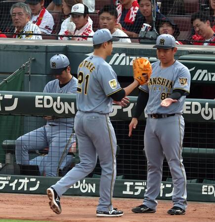 先発の阪神・大竹耕太郎が失点し、ベンチで腕組みをする阪神・藤川球児監督（左）＝マツダスタジアム（撮影・山口登）