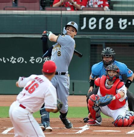 １回、中越えに先制２ランを放つ佐藤輝（投手・森、捕手・石原）＝撮影・山口登