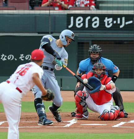 １回、中越えに先制２ランを放つ佐藤輝（投手・森、捕手・石原）＝撮影・山口登