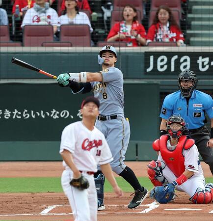 １回、中越えに先制２ランを放つ佐藤輝（投手・森、捕手・石原＝撮影・山口登