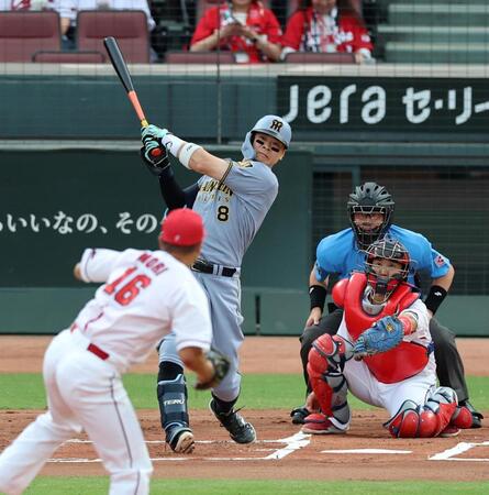 １回、中越えに先制２ランを放つ佐藤輝（投手・森、捕手・石原）＝撮影・山口登