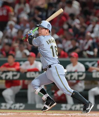 ５回、左前打を放つ伊原（撮影・西田忠信）