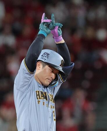 ８回、２点二塁打を放ちポーズを決める坂本（撮影・西田忠信）