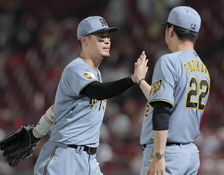 勝利後、藤川監督（右）とタッチを交わす佐藤輝（撮影・西田忠信）