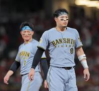 ８回、遊ゴロに倒れた佐藤輝。左は森下（撮影・西田忠信）
