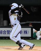 　６回、適時二塁打を放つ立石（撮影・藤丸紘生）