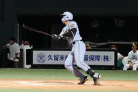 ６回、適時二塁打を放つ立石