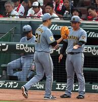 先発の阪神・大竹耕太郎が失点し、ベンチで腕組みをする阪神・藤川球児監督（左）＝マツダスタジアム（撮影・山口登）
