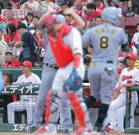 １回、佐藤輝（８）に先制２ランを許しグラウンドを見つめる新井監督（左）＝撮影・西田忠信
